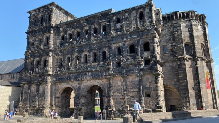 28 Grad unter der Porta Nigra: Dort ist es verhältnismäßig kühl - das liegt an der massiven Steinstruktur des Gebäudes, es gibt dort weniger Sonneneinstrahlung und die Architektur sorgt für eine gute Luftzirkulation.