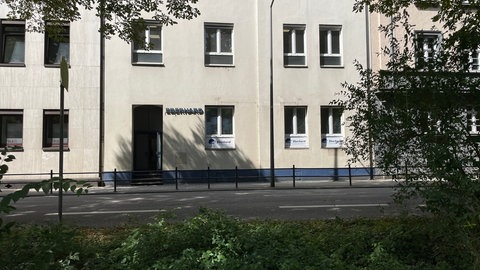Kurz vor Schulbeginn am Montag gibt es Ärger zwischen zwei Trierer Gymnasien und der Stadt Trier. Weil der Platz in den Gymnasien nicht mehr ausreiche, habe die Stadt als Schulträger ihnen unhygienische Klassenräume in einer ehemaligen Schule zugewiesen.