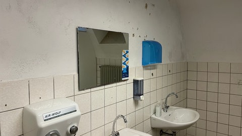 Kurz vor Schulbeginn am Montag gibt es Ärger zwischen zwei Trierer Gymnasien und der Stadt Trier. Weil der Platz in den Gymnasien nicht mehr ausreiche, habe die Stadt als Schulträger ihnen unhygienische Klassenräume in einer ehemaligen Schule zugewiesen.