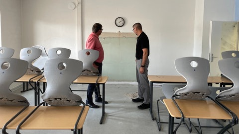 Kurz vor Schulbeginn am Montag gibt es Ärger zwischen zwei Trierer Gymnasien und der Stadt Trier. Weil der Platz in den Gymnasien nicht mehr ausreiche, habe die Stadt als Schulträger ihnen unhygienische Klassenräume in einer ehemaligen Schule zugewiesen.