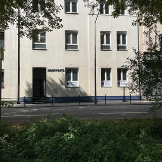 Die Stadt Trier widerspricht Vorhaltungen von Schulleitern zweier Trierer Gymnasien, wonach zusätzliche Klassenräume in einer ehemaligen kaufmännischen Privatschule nicht rechtzeitig fertiggestellt würden.