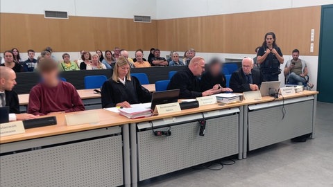 Seit Mitte April sitzen die Lebensgefährtin des Arztes, ihr Sohn und dessen Halbbruder im Landgericht Trier auf der Anklagebank