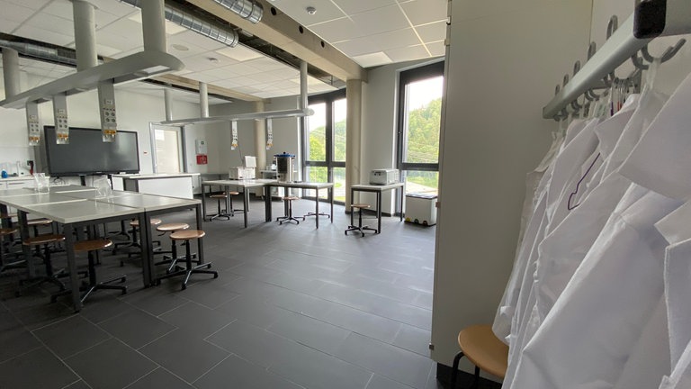 In der Junior Uni gibt es auch Labore mit entsprechender Sicherheitskleidung.