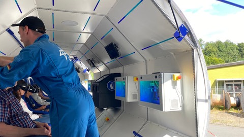 Mit VR-Brillen und beweglichen Sitzen tauchen die Kinder in der SpaceBuzz One ins Weltall ein.