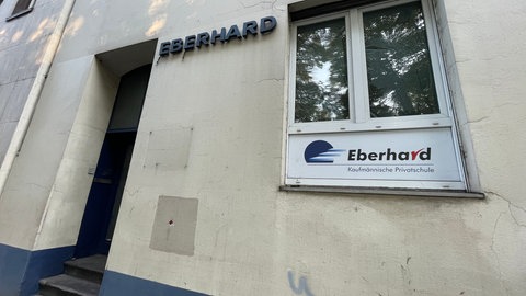 Die Eberhardschule war früher eine renommierte Privatschule für Kaufleute. Doch das Gebäude ist erkennbar in die Jahre gekommen. 