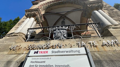 Direkt gegenüber vom Max-Planck-Gymnasium steht das Schulbauamt der Stadt. Könnten da nicht noch Räume für die Schüler frei sein? 