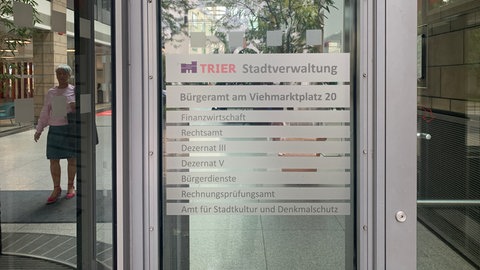 Das Bürgeramt in Trier will die Wartezeiten verkürzen.