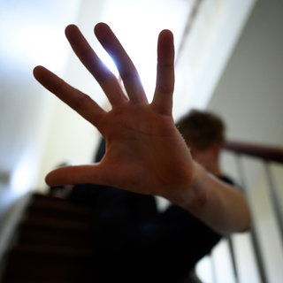 Im Prozess nach einem tödlichen Familienstreit hat das Landgericht Trier zwei Frauen wegen Totschlags zu zwei Jahren Haft auf Bewährung verurteilt.