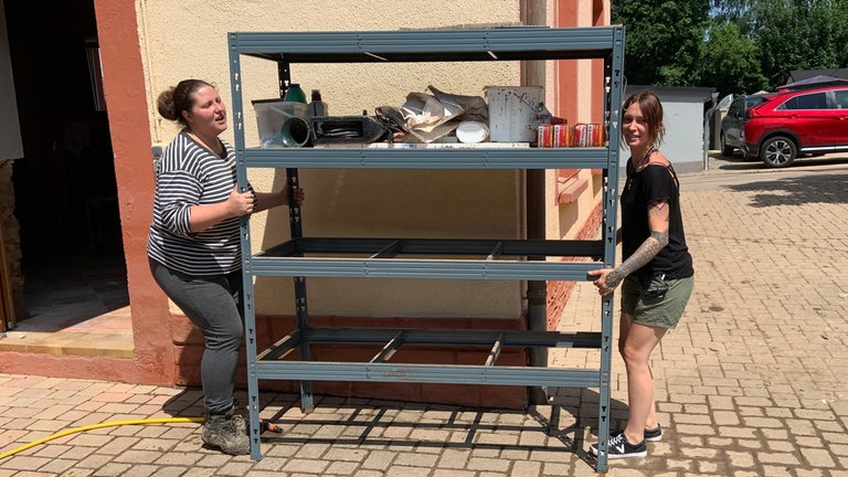 Helfer aus der ganzen Region packen in Hochwassergebieten mit an
