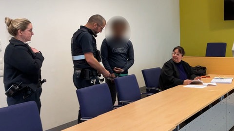 Ein junger Mann muss sich wegen versuchten Mordes vor dem Landgericht Trier verantworten.  Er soll versucht haben, im Trierer Palastgarten einen anderen Mann mit einem Messer zu töten. 
