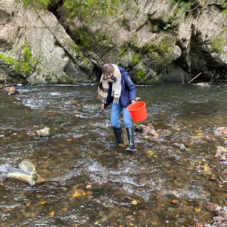Geologin Sabine Kummer steht mit Gummistiefeln in der Lieser bei Manderscheid in der Eifel. Sie sucht nach Saphiren. In der Eifel gibt es nämlich Edelsteine. 