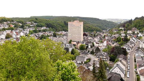 Für manche ist sie immer noch ein Wahrzeichen, für andere ein Schandfleck im Stadtbild von Idar-Oberstein: Die Diamant- und Edelsteinbörse.