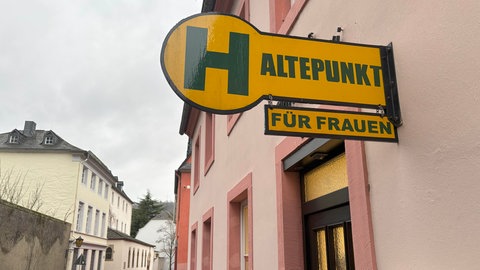 Immer mehr Menschen kommen in die Notunterkunft des Café Haltepunkt in Trier.