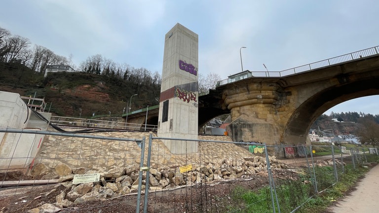Stand der Bauarbeiten am Haltepunkt Pallien im Dezember 2024 mit dem Turm für den Personenaufzug vom Bahnsteig zur Kaiser-Wilhelm-Brücke.