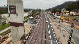 Auf der Weststrecke der Bahn in Trier sollen im März die ersten Personenzüge wieder fahren können.