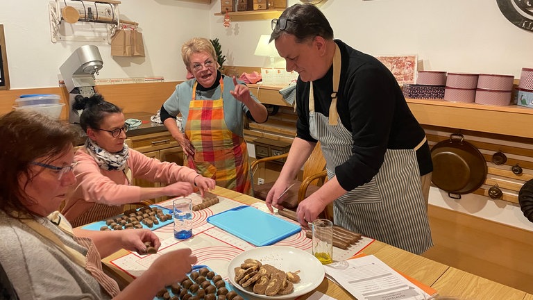 Die gelernte Konditorin Gabi Gores-Kirwald gibt in ihrem Ruhestand in ihrer Backschule Kurse für alle, die Freude am Backen haben. Sie will die lange Familientradition weitergeben.