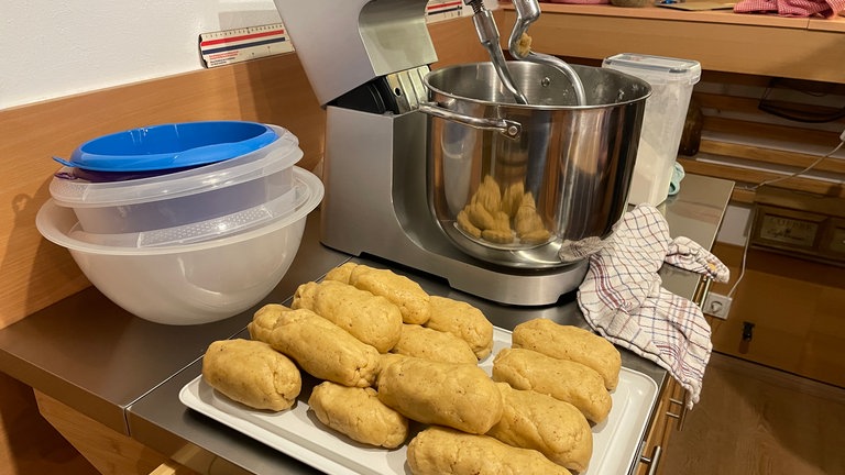 In der Backschule von Gabi Gores-Kirwald steht auch eine extra große Teigknetmaschine.