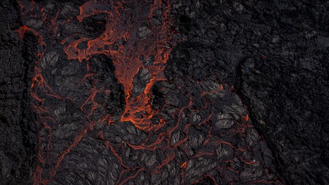 Magma ist geschmolzenes Gestein, wie es hier bei einem Vulkanausbruch in Island aus der Erde tritt. 