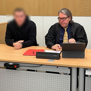 Ein 20-jähriger Mann muss sich wegen Totschlags eines zweijährigen Kindes vor dem Landgericht Trier verantworten. Er soll den Sohn seiner Freundin so schwer misshandelt haben, dass das Kind starb. 
