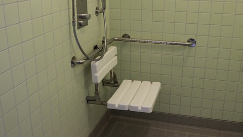 Duschen mit einem speziellen Sitz sollen den Pflegekräften die Arbeit erleichtern.