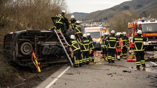 Schwerer Unfall auf der B41 bei Idar-Oberstein: die Feuerwehr muss die Insassen auf einem Auto befreien. Sie waren darin eingeklemmt. 