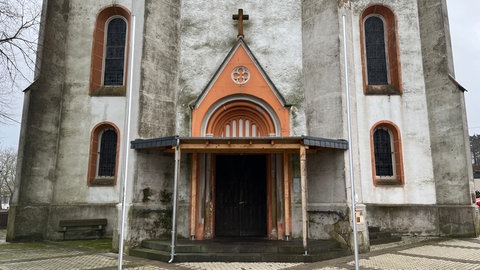 Ein Vordach am Haupteingang soll die Besucher der St. Martinuskirche in Hermeskeil vor herabfallenden Steinen schützen. 