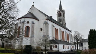 Die Kirche St. Martinus in Hermeskeil im Kreis Trier-Saarburg wird vorerst nicht saniert. Dem Bistum Trier und der Pfarrgeminde fehlt das Geld. 