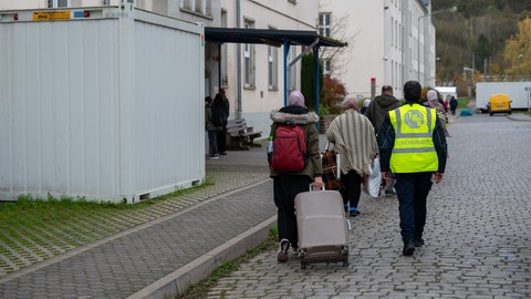 Geflüchtete kommen in der Erstaufnahmeeinrichtung in Trier an