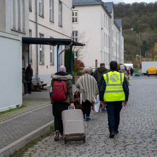 Asylsuchende kommen an der Afa in Trier an. Die Kommunen fordern nun, dass das Land die Organisation von Abschiebungen übernehmen soll. 
