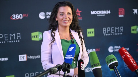 Margarita Simonjan ist Programmchefin von RT. Sie steht seit Februar 2022 infolge des russischen Angriffskrieges auf die Ukraine auf der Sanktionsliste der Europäischen Union (EU). 