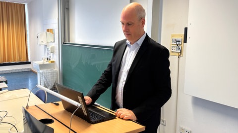 Markus Linden ist Politikwissenschaftler an der Universität Trier. Er forscht auch zu russischen Rechtsextremisten, etwa zu Alexander Dugin.