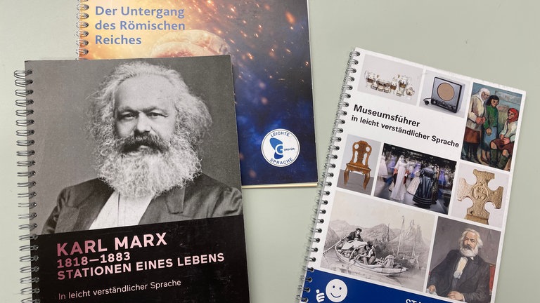 Broschüren in leichter Sprache für Trierer Landesausstellungen. 