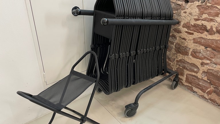 Tragbare Klapphocker als Sitzgelegenheit im Stadtmuseum Simeonstift Trier