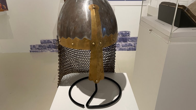 Eine Nachbildung eines römischen Helms zum Anfassen im Stadtmuseum Trier