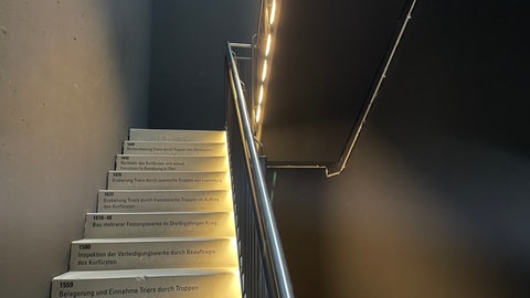 Treppe zwischen den Ausstellungsräumen im Stadtmuseum Trier