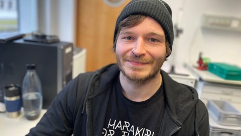 Christopher Galle kümmert sich derzeit als studentische Hilfskraft um die Insektenfalle am Umwelt-Campus Birkenfeld. 