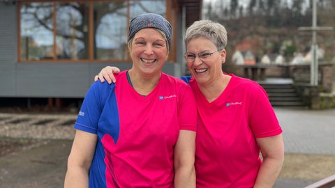 Lassen sich die Lebensfreude nicht nehmen: Marion Hoffmann (links) und Anja Klose. Beide bekamen die Diagnose Brustkrebs. 