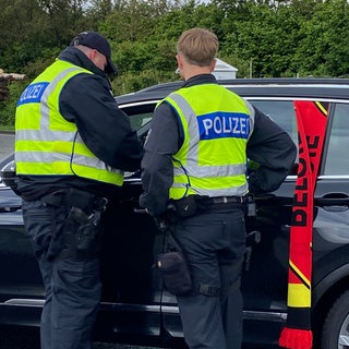 Bundespolizisten kontrollieren Autos, die aus Belgien nach Deutschland fahren. 