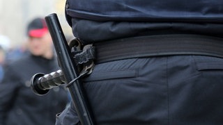 Ein Bundespolizist muss sich am Landgericht Trier verantworten, weil er bei einem nächtlichen Einsatz in Prüm einen Mann mit einem Schlagstock geschlagen haben soll.