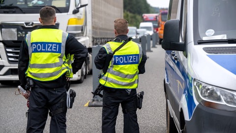 Polizisten kontrollieren Fahrzeuge auf der A64 bei Trier