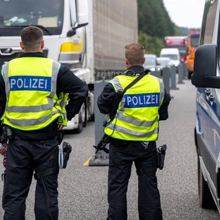 Polizisten kontrollieren Fahrzeuge auf der A64 bei Trier