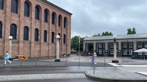 Bei einer Schlägerei auf dem Basilika Vorplatz in Trier sind am Samstagabend sechs Personen verletzt worden.