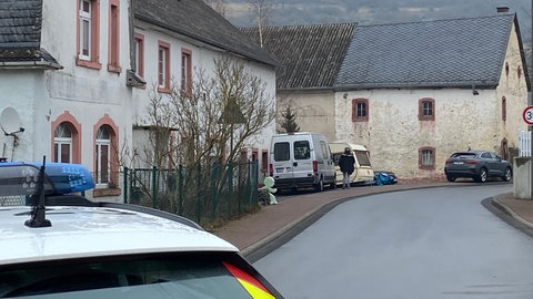 Nach Angaben der Polizei wurden zwei Mitarbeitende des Jugendamtes Daun bei einem Termin in Gerolstein-Gees angegriffen.