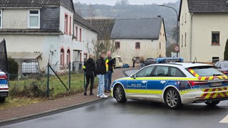 Zwei Jugendamtsmitarbeiter sind bei einem Vor-Ort-Termin in Gerolstein angegriffen worden. Ein Mitarbeiter ist dabei mit einem Messer verletzt worden.