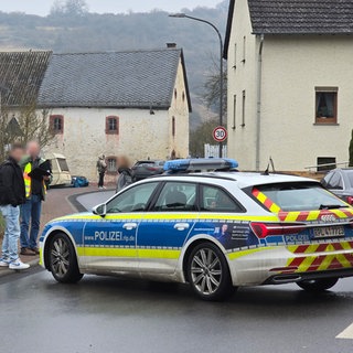 Zwei Jugendamtsmitarbeiter sind bei einem Vor-Ort-Termin in Gerolstein angegriffen worden. Ein Mitarbeiter ist dabei mit einem Messer verletzt worden.