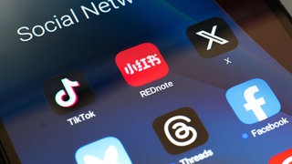 Parteien nutzen im Bundestagswahlkampf viele digitale Plattformen wie Tiktok, X (Twitter), Threads und Facebook. 