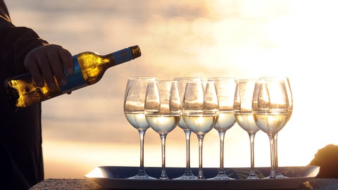 Gläser mit Weißwein 
