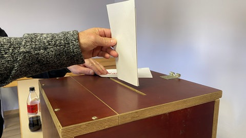 In Giesdorf in der Eifel sind mehr als 30 Wählende zusammengekommen. Somit darf der Ort selbst auszählen. 