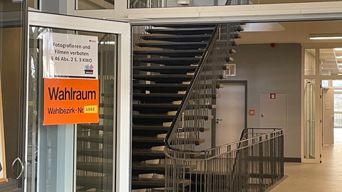 In diesem Wahllokal in der Medard-Schule in Trier-Süd ist es zu einer Panne gekommen. Falsche Stimmzettel wurden ausgegeben. 