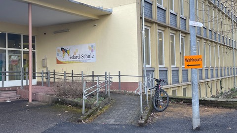 In diesem Wahllokal in der Medard-Schule in Trier-Süd ist es zu einer Panne gekommen. Falsche Stimmzettel wurden ausgegeben. 